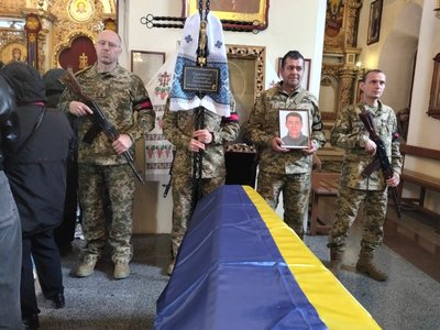 У Полтаві попрощалися із чотирма воїнами, які загинули під час захисту України У Полтаві попрощалися із чотирма воїнами, які загинули під час захисту України
