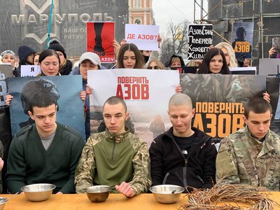 У Києві відбулася акція родичів бійців "Азову" У Києві відбулася акція родичів бійців "Азову"