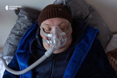 Сергій спить із CPAP-апаратом. У чоловіка важка форма апное. Маска дозволяє йому дихати, бо без підтримки дихання у Сергія підвищувався ризик інсульту або інфаркту Сергій спить із CPAP-апаратом. У чоловіка важка форма апное. Маска дозволяє йому дихати, бо без підтримки дихання у Сергія підвищувався ризик інсульту або інфаркту