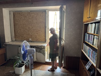 “Лишилися удвох”. Історія сусідок, які виживають у розбитій обстрілами багатоповерхівці на Донеччині “Лишилися удвох”. Історія сусідок, які виживають у розбитій обстрілами багатоповерхівці на Донеччині