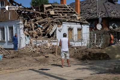 Зруйновані приватні будинки в Центральному районі Херсона після нічної російської атаки КАБами по місту, серпень 2025 року Зруйновані приватні будинки в Центральному районі Херсона після нічної російської атаки КАБами по місту, серпень 2025 року