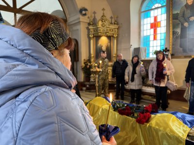 У Херсоні провели в останню путь загиблого на Курщині захисника Олександра Юр'єва У Херсоні провели в останню путь загиблого на Курщині захисника Олександра Юр'єва