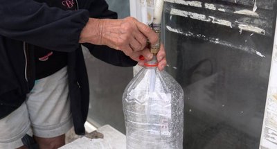 "Вода питна гірша, ніж технічна". Жителі селища Солоне на Дніпропетровщині скаржаться на якість води "Вода питна гірша, ніж технічна". Жителі селища Солоне на Дніпропетровщині скаржаться на якість води