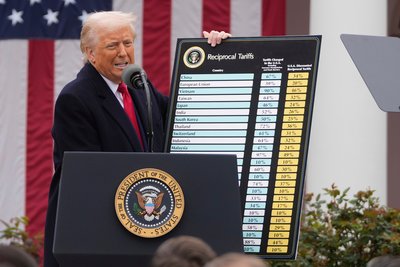 Президент США Дональд Трамп оголошує про нові тарифів для низки країн, насамперед Китаю, у саду Білого дому у Вашингтоні, 2 квітня 2025 року Президент США Дональд Трамп оголошує про нові тарифів для низки країн, насамперед Китаю, у саду Білого дому у Вашингтоні, 2 квітня 2025 року