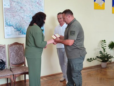 Двом жінкам з Вінниччини вручили відзнаку "Мати-героїня" Двом жінкам з Вінниччини вручили відзнаку "Мати-героїня"