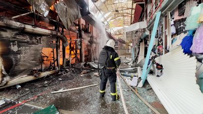 На найбільшому ринку Харкова Барабашово 6 травня 2025 року зайнялася пожежа після удару "Шахеда" На найбільшому ринку Харкова Барабашово 6 травня 2025 року зайнялася пожежа після удару "Шахеда"