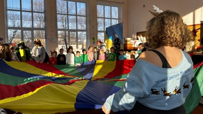 "Олені Святого Миколая" волонтери вітають дітей-переселенців з Донеччини Кам'янське Дніпропетровська область 5 січня 2025 рік "Олені Святого Миколая" волонтери вітають дітей-переселенців з Донеччини Кам'янське Дніпропетровська область 5 січня 2025 рік