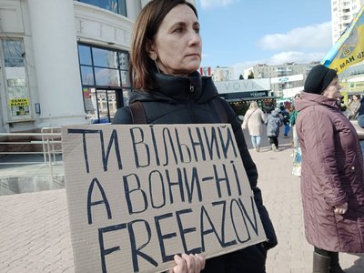 Юлія чекає брата у Хмельницькому Юлія чекає брата у Хмельницькому