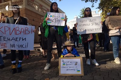 Понад місяць одесити просять скасувати мільйонні тендери та передати гроші на ЗСУ Понад місяць одесити просять скасувати мільйонні тендери та передати гроші на ЗСУ