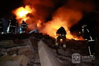 Рятувальники гасять пожежу у Київському районі Харкова, 7 березня 2026 року Рятувальники гасять пожежу у Київському районі Харкова, 7 березня 2026 року