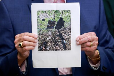 Шериф округу Палм-Біч Рік Бредшоу тримає фотографію гвинтівки та інших речей, знайдених поблизу місця, де було виявлено підозрюваного щодо ймовірного замаху на колишнього президента Дональда Трампа, 15 вересня 2024 року у Вест-Палм-Біч, Флорида