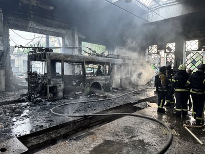 Тролейбусне депо у Слобідському районі Харкова зазнало атаки "Шахедів", пошкоджені тролейбуси: фото наслідків 1 Тролейбусне депо у Слобідському районі Харкова зазнало атаки "Шахедів", пошкоджені тролейбуси: фото наслідків 1