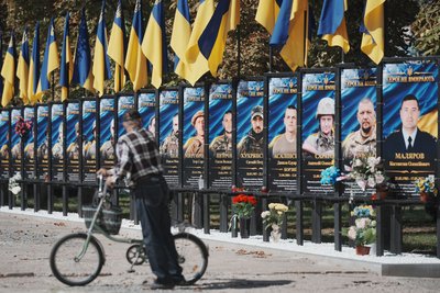 Чоловік на Алеї Слави в Ізюмі, 9 вересня 2026 року
