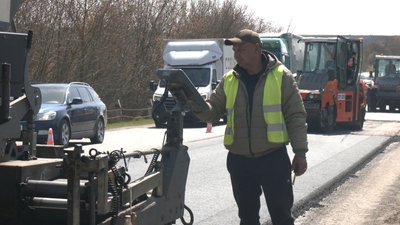 На Тернопільщині ремонтують дорогу, ремонт дороги, Іван Дармоніс, 14 квітня 2026 року На Тернопільщині ремонтують дорогу, ремонт дороги, Іван Дармоніс, 14 квітня 2026 року