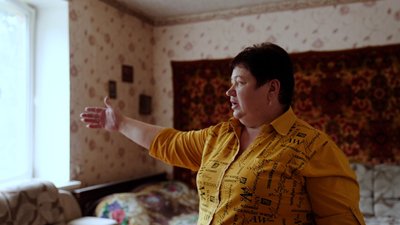 Тетяна показує розбите вікно Краматорськ Донецька область Тетяна показує розбите вікно Краматорськ Донецька область
