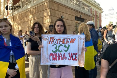 Одесити вчергове вийшли на пікет проти тендерів та закликали віддати гроші на армію Одесити вчергове вийшли на пікет проти тендерів та закликали віддати гроші на армію