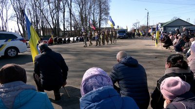 "Сподівалися, що він у полоні": у Городні на Чернігівщині попрощалися з прикордонником Сергієм Луговським "Сподівалися, що він у полоні": у Городні на Чернігівщині попрощалися з прикордонником Сергієм Луговським