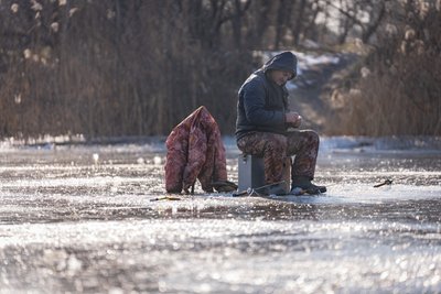 "Вчора людина тут провалилася": у Дніпрі відкрили сезон зимової риболовлі "Вчора людина тут провалилася": у Дніпрі відкрили сезон зимової риболовлі