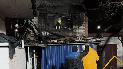 У п'ятиповерхівці демонтують конструкції, на приватному подвір’ї замітають осколки: жителі Чернігова про атаку БпЛА У п'ятиповерхівці демонтують конструкції, на приватному подвір’ї замітають осколки: жителі Чернігова про атаку БпЛА
