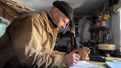 "Трохи додає настрою": на Хмельниччині чоловік з Миколаєва створив двометрового снігового коня для односельців "Трохи додає настрою": на Хмельниччині чоловік з Миколаєва створив двометрового снігового коня для односельців