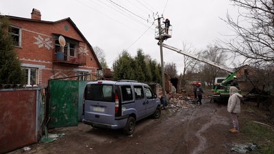 Дім та пошкодження через влучання: атака РФ на Вознесенське неподалік Чернігова Дім та пошкодження через влучання: атака РФ на Вознесенське неподалік Чернігова