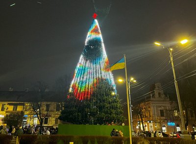 Новорічна ялинка чернівці Новорічна ялинка чернівці