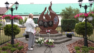 Іванна Новосад прийшла до пам'ятника загиблим рятувальникам на Грибовицькому сміттєзвалищі Іванна Новосад прийшла до пам'ятника загиблим рятувальникам на Грибовицькому сміттєзвалищі