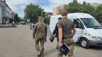 Група оповіщення і вручення повісток: як реагують чоловіки на Волині Група оповіщення і вручення повісток: як реагують чоловіки на Волині