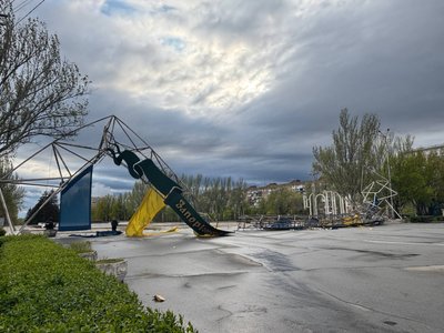 Негода в Запоріжжі: сильний вітер вирує містом Негода в Запоріжжі: сильний вітер вирує містом
