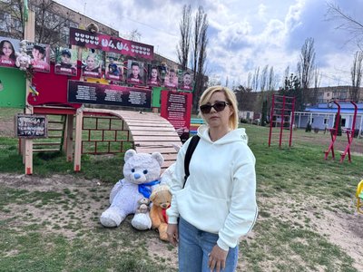 "Страшно, коли ти ховаєш своїх дітей": рік після ракетного удару по дитмайданчику у Кривому Розі "Страшно, коли ти ховаєш своїх дітей": рік після ракетного удару по дитмайданчику у Кривому Розі