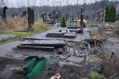 "Ракета побила могили": чи відшкодують пошкоджені пам’ятники після обстрілу цвинтаря на Полтавщині "Ракета побила могили": чи відшкодують пошкоджені пам’ятники після обстрілу цвинтаря на Полтавщині