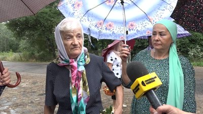Конфлікт між вірянами ПЦУ та УПЦ у селі Старосільці на Житомирщині: священнослужіння біля закритого храму Конфлікт між вірянами ПЦУ та УПЦ у селі Старосільці на Житомирщині: священнослужіння біля закритого храму