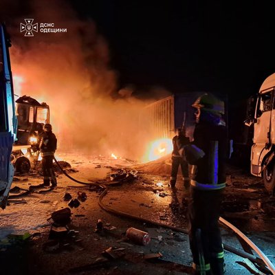 Загинула людина, троє поранені: на Одещині після атаки горіли вантажівки Загинула людина, троє поранені: на Одещині після атаки горіли вантажівки