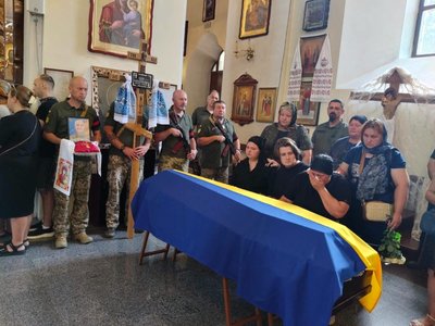 У Полтаві попрощалися із полеглими на фронті чотирма воїнами У Полтаві попрощалися із полеглими на фронті чотирма воїнами