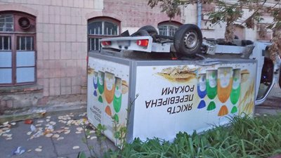 У Кропивницькому перекинулась вантажівка. Рух однією з вулиць частково обмежили У Кропивницькому перекинулась вантажівка. Рух однією з вулиць частково обмежили