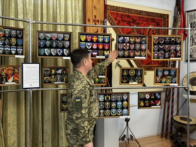 У Полтаві презентували виставку військових шевронів у музеї "Поле Полтавської битви" У Полтаві презентували виставку військових шевронів у музеї "Поле Полтавської битви"