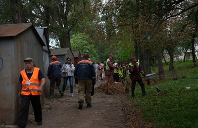 Комунальники прибирають на місці удару російських КАБів у Харкові Комунальники прибирають на місці удару російських КАБів у Харкові