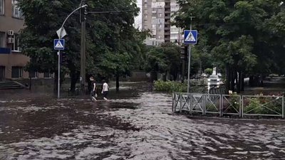 У Черкасах після зливи 8 червня деякі вулиці затопило У Черкасах після зливи 8 червня деякі вулиці затопило