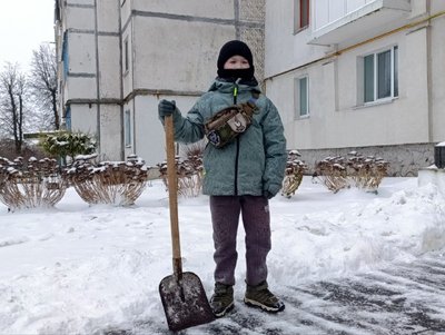 Дев'ятирічний Дамір Тимощук з Бердичева сам прибирає сніг біля свого будинку Дев'ятирічний Дамір Тимощук з Бердичева сам прибирає сніг біля свого будинку