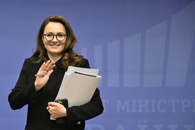 Премʼєр-міністерка України Юлія Свириденко після пресконференції, Київ, 8 травня 2025 року Премʼєр-міністерка України Юлія Свириденко після пресконференції, Київ, 8 травня 2025 року