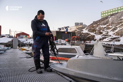 Чоловік готує риболовецький човен для виходу на воду. Нуук, Гренландія, 27 січня 2026 року Чоловік готує риболовецький човен для виходу на воду. Нуук, Гренландія, 27 січня 2026 року