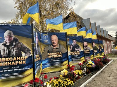 "Шануємо пам'ять про кожного": у селі на Черкащині відкрили Алею Слави на честь загиблих військових "Шануємо пам'ять про кожного": у селі на Черкащині відкрили Алею Слави на честь загиблих військових