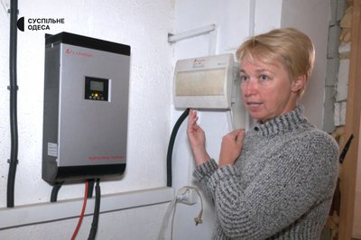 Забезпечити електрикою будинок під час віялових відключень: жителька Одеси встановила сонячні панелі Забезпечити електрикою будинок під час віялових відключень: жителька Одеси встановила сонячні панелі