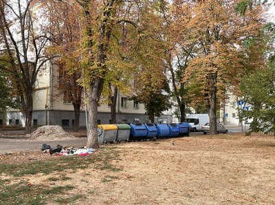 У Полтаві засмічена територія біля сміттєвих баків У Полтаві засмічена територія біля сміттєвих баків