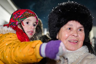 Жителька Красноїльська Лєна разом із чотирирічною внучкою на Маланці 2026 Жителька Красноїльська Лєна разом із чотирирічною внучкою на Маланці 2026
