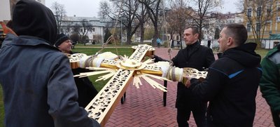 У "Софії Київській" відновили хрест, який упав від вітру незадовго до російського вторгнення У "Софії Київській" відновили хрест, який упав від вітру незадовго до російського вторгнення