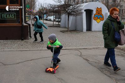 Діти гуляють в Шуменському районі Херсона біля бетонного укриття Діти гуляють в Шуменському районі Херсона біля бетонного укриття