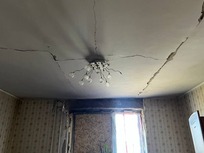 «Дивлюсь і плачу»: як живуть мешканці багатоповерхівки у Смілі, куди влучив дрон «Дивлюсь і плачу»: як живуть мешканці багатоповерхівки у Смілі, куди влучив дрон