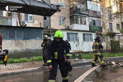 Масштабна пожежа в Одесі: три квартири пошкодило вогнем, травмувався чоловік