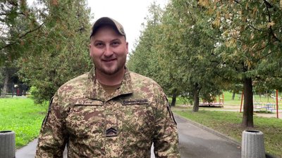 12 днів відбивав штурми: історія нацгвардійця, який зробив перший удар по м'ячеві у футбольному матчі Верес-Полісся 12 днів відбивав штурми: історія нацгвардійця, який зробив перший удар по м'ячеві у футбольному матчі Верес-Полісся